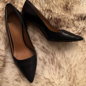 TORY BURCH BLACK LEATHER HEELS WITH GOLD EMBLEM ON HEELS